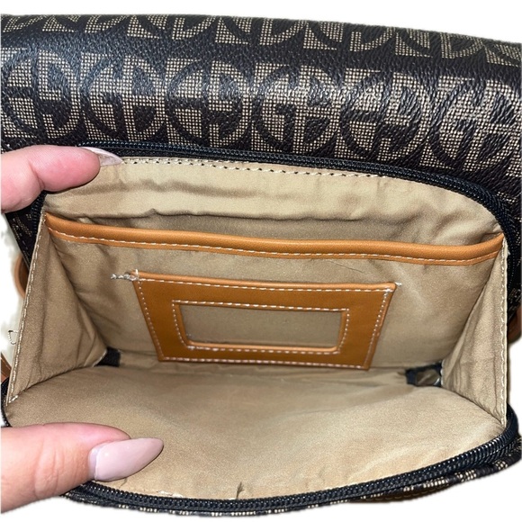 Giani Bernini Block Signature Crossbody Organizer - Picture 6 of 9